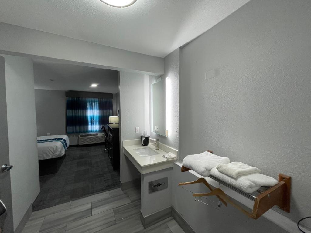La Quinta Inn By Wyndham Indianapolis Airport Executive Dr Екстериор снимка