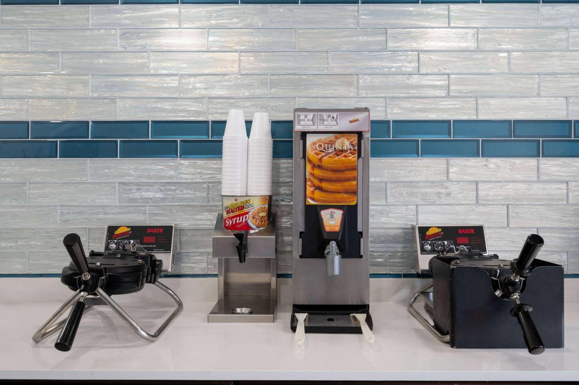 La Quinta Inn By Wyndham Indianapolis Airport Executive Dr Екстериор снимка