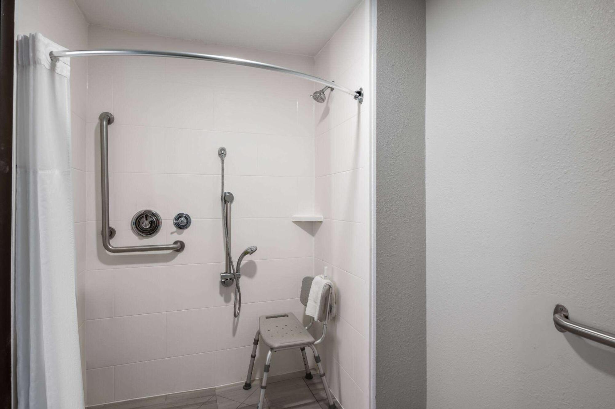 La Quinta Inn By Wyndham Indianapolis Airport Executive Dr Екстериор снимка