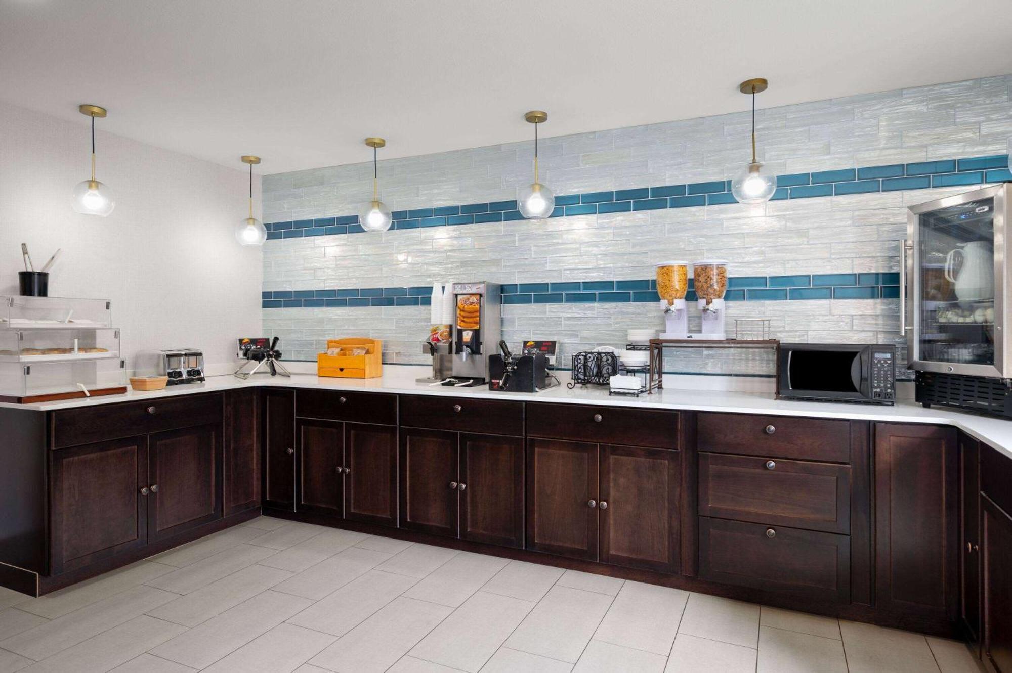 La Quinta Inn By Wyndham Indianapolis Airport Executive Dr Екстериор снимка