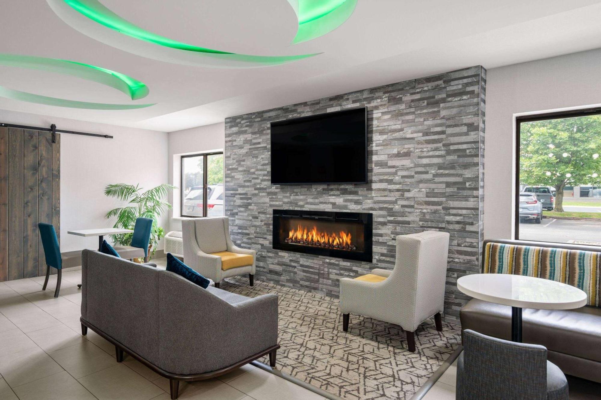 La Quinta Inn By Wyndham Indianapolis Airport Executive Dr Екстериор снимка