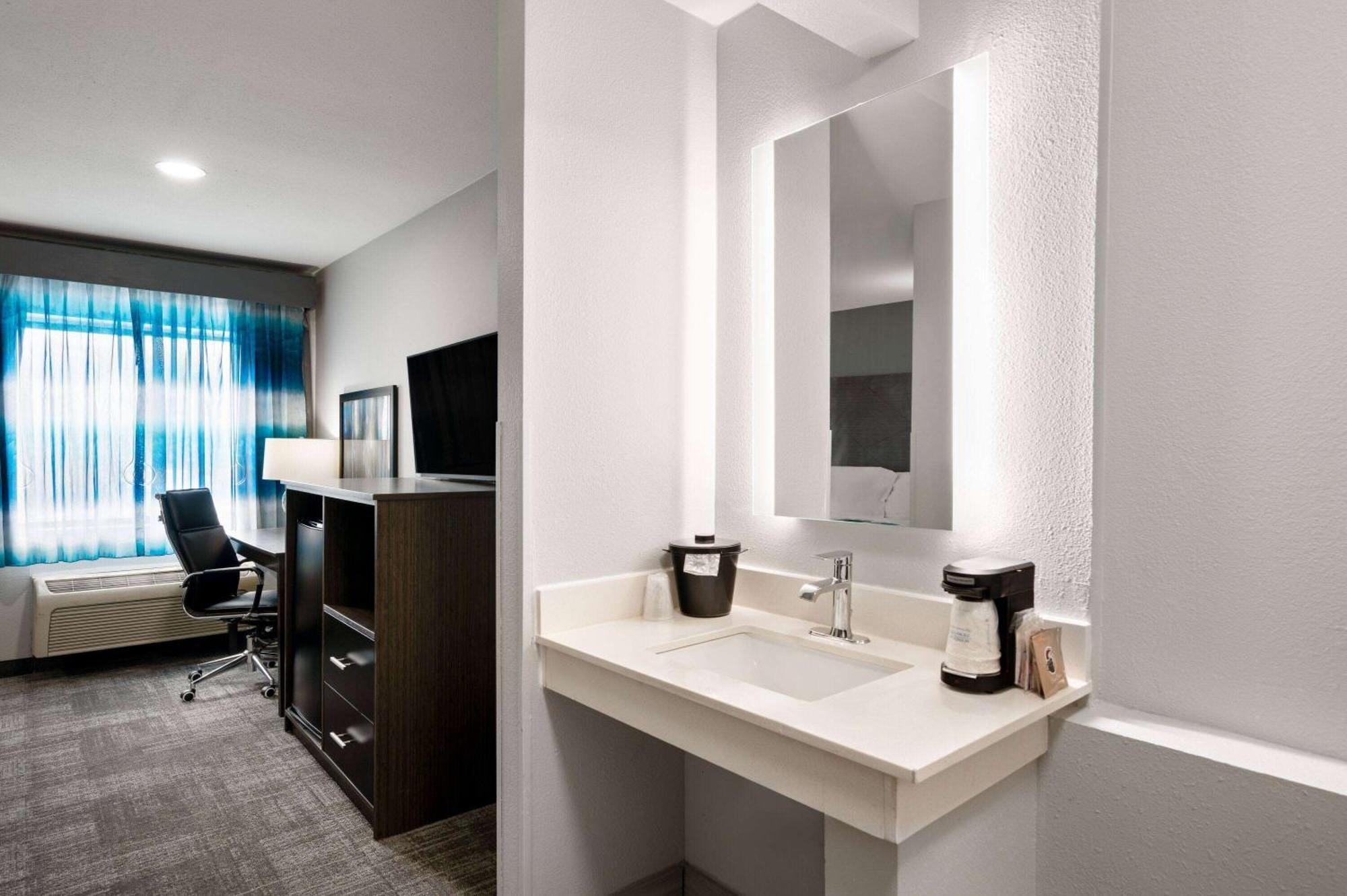 La Quinta Inn By Wyndham Indianapolis Airport Executive Dr Екстериор снимка