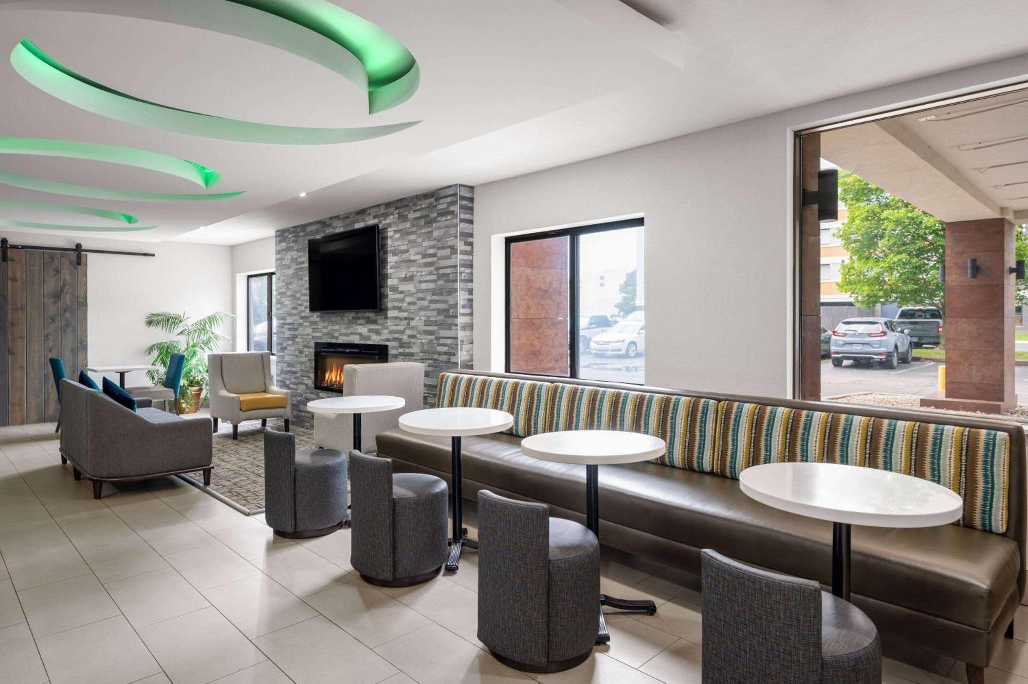 La Quinta Inn By Wyndham Indianapolis Airport Executive Dr Екстериор снимка