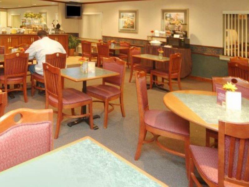 La Quinta Inn By Wyndham Indianapolis Airport Executive Dr Екстериор снимка